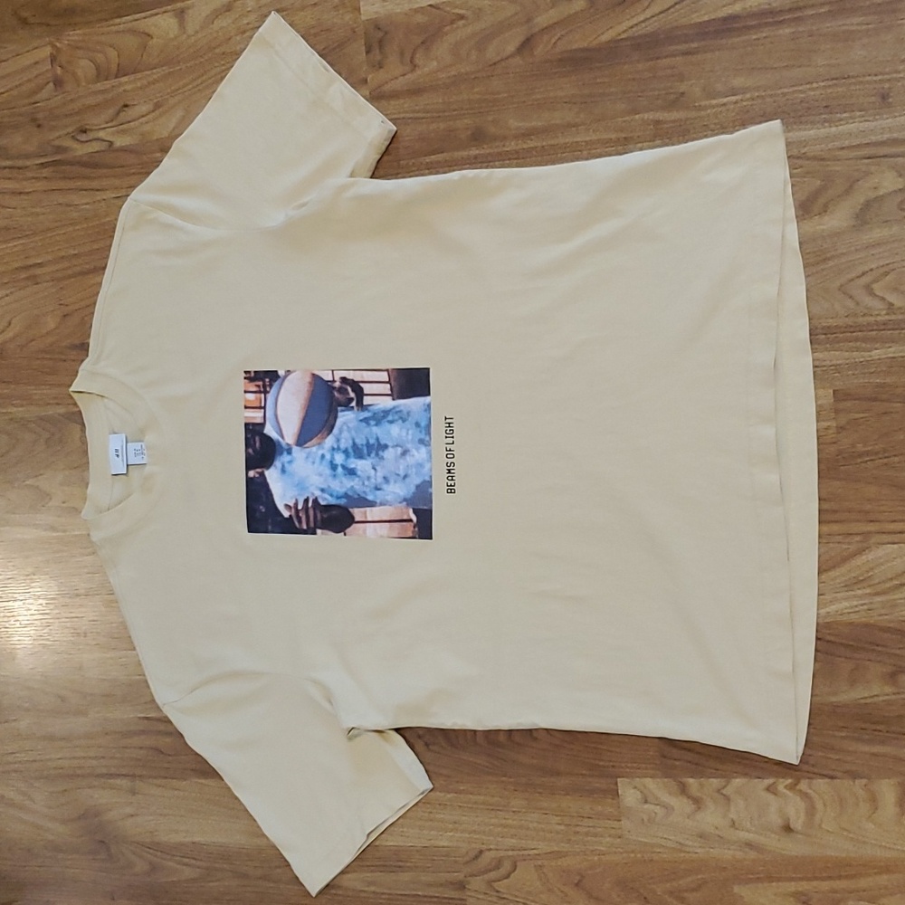 H&M Relaxed Fit Graphic T Shirt Size M Basketball Beams of Light Muted Yellow